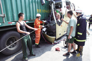浙江客车江西高速追尾8人遇难8人受伤